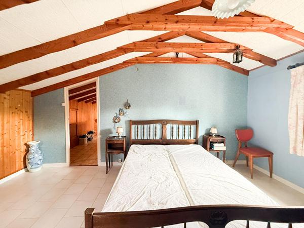 Maison à vendre à Mimet - 4 pièces , studio et garage sur 4000m² de terrain au grand calme.