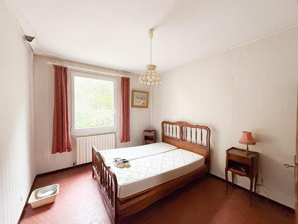 Maison à vendre à Mimet - 4 pièces , studio et garage sur 4000m² de terrain au grand calme.