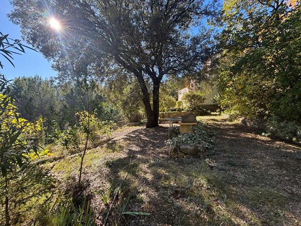 Maison à vendre à Mimet - 4 pièces , studio et garage sur 4000m² de terrain au grand calme.