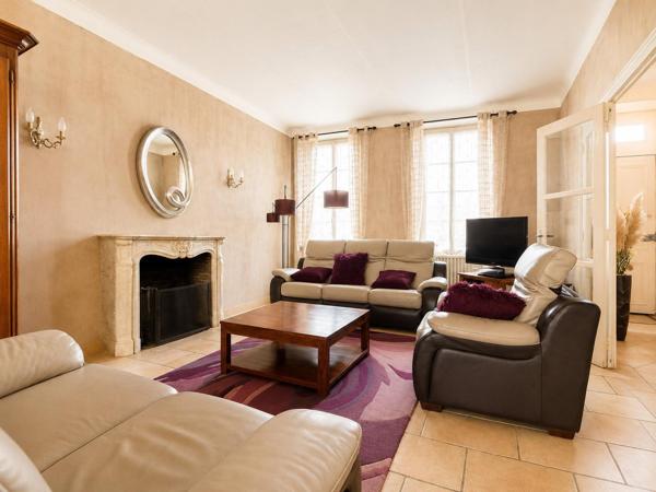 Maison à SAINT-JEAN-D'ANGELY, 17400 - 8 pièces 228m²