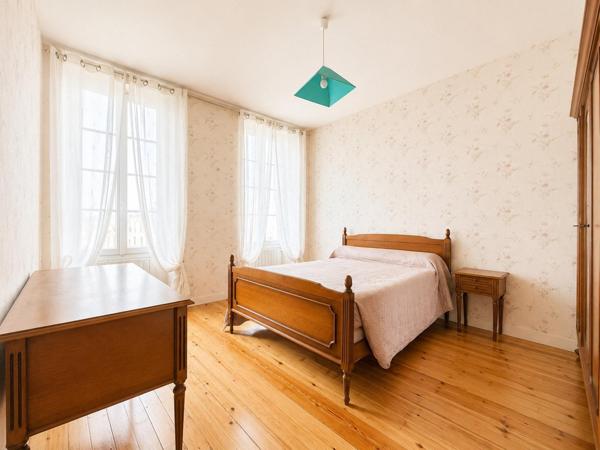 Maison à SAINT-JEAN-D'ANGELY, 17400 - 8 pièces 228m²