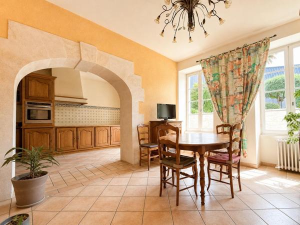 Maison à SAINT-JEAN-D'ANGELY, 17400 - 8 pièces 228m²