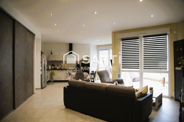 Situé à quelques minutes du centre de Saint-Chamond (secteur Chavanne), dans un environnement calme et champêtre, vous serez séduit par ce vaste appartement T3, climatisé, de 92 m2.