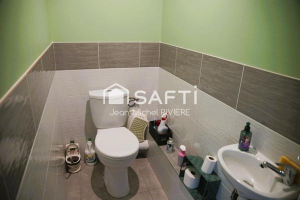 Situé à quelques minutes du centre de Saint-Chamond (secteur Chavanne), dans un environnement calme et champêtre, vous serez séduit par ce vaste appartement T3, climatisé, de 92 m2.