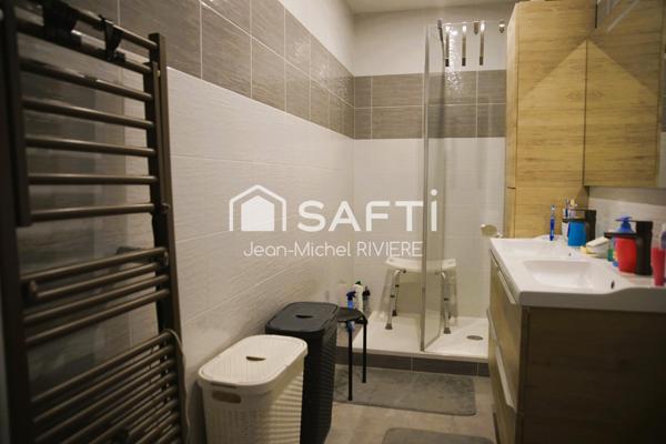 Situé à quelques minutes du centre de Saint-Chamond (secteur Chavanne), dans un environnement calme et champêtre, vous serez séduit par ce vaste appartement T3, climatisé, de 92 m2.