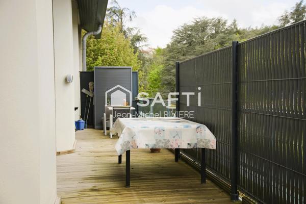 Situé à quelques minutes du centre de Saint-Chamond (secteur Chavanne), dans un environnement calme et champêtre, vous serez séduit par ce vaste appartement T3, climatisé, de 92 m2.