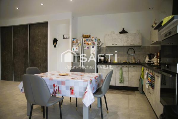 Situé à quelques minutes du centre de Saint-Chamond (secteur Chavanne), dans un environnement calme et champêtre, vous serez séduit par ce vaste appartement T3, climatisé, de 92 m2.