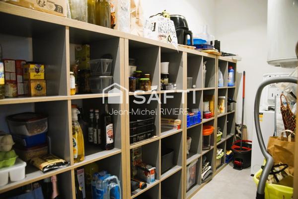 Situé à quelques minutes du centre de Saint-Chamond (secteur Chavanne), dans un environnement calme et champêtre, vous serez séduit par ce vaste appartement T3, climatisé, de 92 m2.