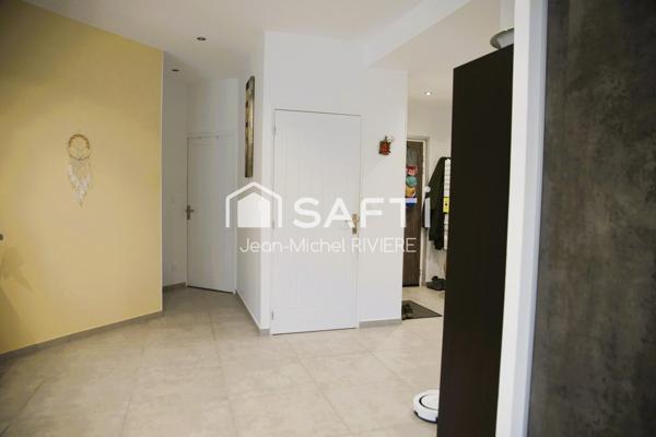 Situé à quelques minutes du centre de Saint-Chamond (secteur Chavanne), dans un environnement calme et champêtre, vous serez séduit par ce vaste appartement T3, climatisé, de 92 m2.