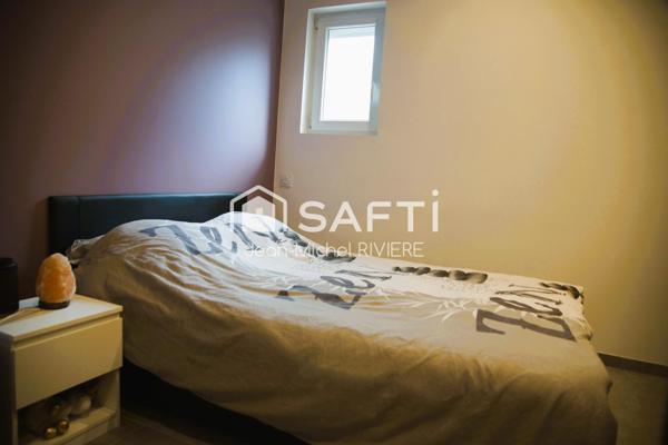 Situé à quelques minutes du centre de Saint-Chamond (secteur Chavanne), dans un environnement calme et champêtre, vous serez séduit par ce vaste appartement T3, climatisé, de 92 m2.