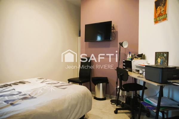 Situé à quelques minutes du centre de Saint-Chamond (secteur Chavanne), dans un environnement calme et champêtre, vous serez séduit par ce vaste appartement T3, climatisé, de 92 m2.