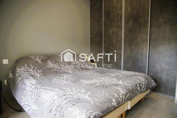 Situé à quelques minutes du centre de Saint-Chamond (secteur Chavanne), dans un environnement calme et champêtre, vous serez séduit par ce vaste appartement T3, climatisé, de 92 m2.