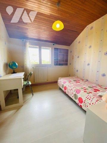 A Vendre à Perros-Guirec (22700) un pavillon de plain-pied + étage, d'une surface habitable de ...