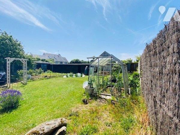 A Vendre à Perros-Guirec (22700) un pavillon de plain-pied + étage, d'une surface habitable de ...