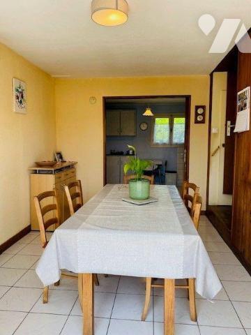 A Vendre à Perros-Guirec (22700) un pavillon de plain-pied + étage, d'une surface habitable de ...