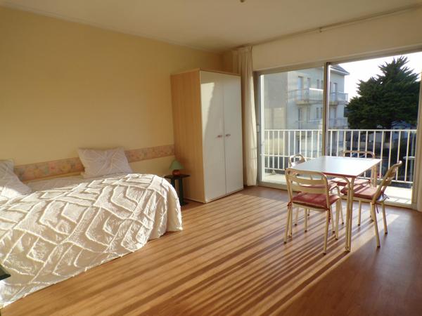 Studio exposé sud-ouest, proche gare et commerces