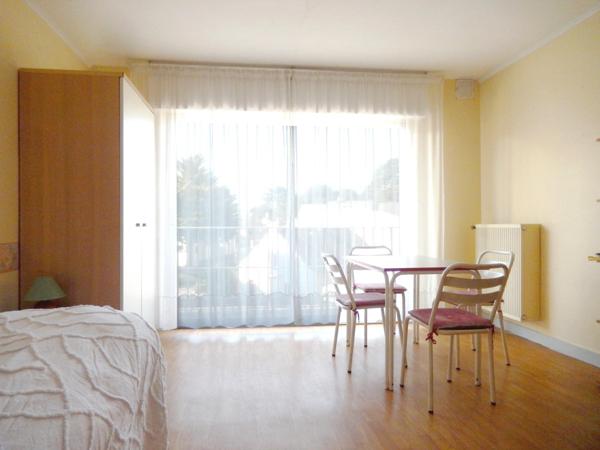 Studio exposé sud-ouest, proche gare et commerces