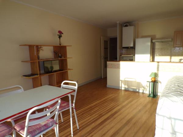 Studio exposé sud-ouest, proche gare et commerces