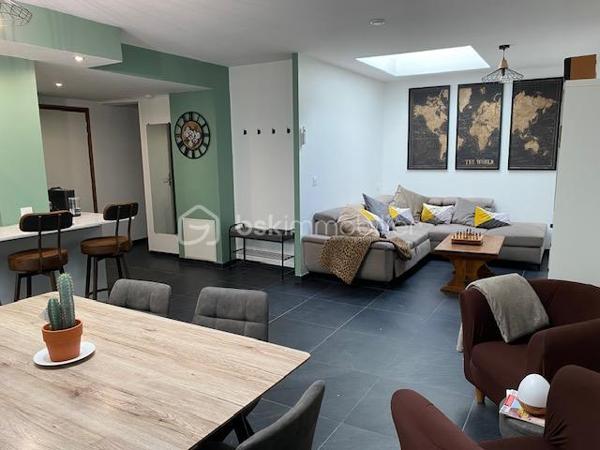 Au coeur du centre ville de Pont-Audemer, bel appartement de 80m² refait à neuf comprenant un bel espace de vie avec cuisine aménagée et équipée ouverte sur le séjour-salon, une arrière cuisine aménagée, deux chambres, une salle de douche et wc. 
Situé au 1er étage, au fond d'une impasse, il est au calme et très lumineux.
A VISITER SANS TARDER.