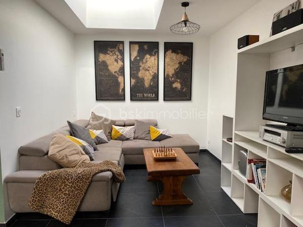 Au coeur du centre ville de Pont-Audemer, bel appartement de 80m² refait à neuf comprenant un bel espace de vie avec cuisine aménagée et équipée ouverte sur le séjour-salon, une arrière cuisine aménagée, deux chambres, une salle de douche et wc. 
Situé au 1er étage, au fond d'une impasse, il est au calme et très lumineux.
A VISITER SANS TARDER.