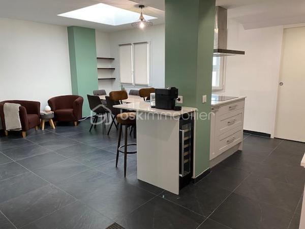 Au coeur du centre ville de Pont-Audemer, bel appartement de 80m² refait à neuf comprenant un bel espace de vie avec cuisine aménagée et équipée ouverte sur le séjour-salon, une arrière cuisine aménagée, deux chambres, une salle de douche et wc. 
Situé au 1er étage, au fond d'une impasse, il est au calme et très lumineux.
A VISITER SANS TARDER.