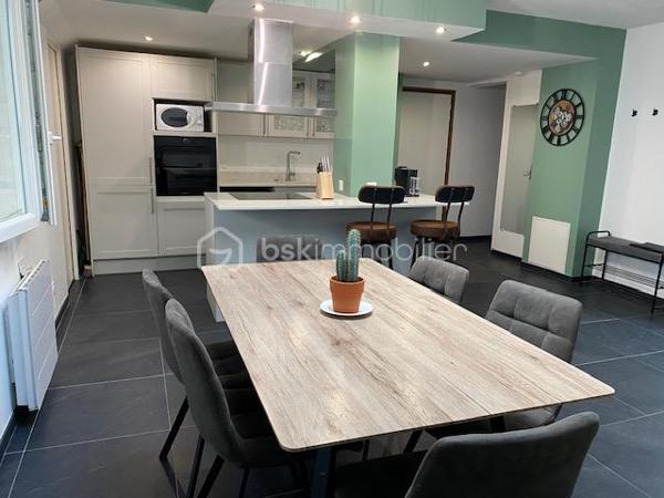 Au coeur du centre ville de Pont-Audemer, bel appartement de 80m² refait à neuf comprenant un bel espace de vie avec cuisine aménagée et équipée ouverte sur le séjour-salon, une arrière cuisine aménagée, deux chambres, une salle de douche et wc. 
Situé au 1er étage, au fond d'une impasse, il est au calme et très lumineux.
A VISITER SANS TARDER.