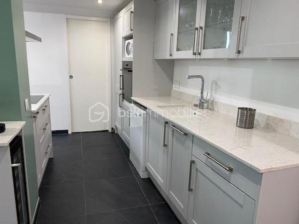 Au coeur du centre ville de Pont-Audemer, bel appartement de 80m² refait à neuf comprenant un bel espace de vie avec cuisine aménagée et équipée ouverte sur le séjour-salon, une arrière cuisine aménagée, deux chambres, une salle de douche et wc. 
Situé au 1er étage, au fond d'une impasse, il est au calme et très lumineux.
A VISITER SANS TARDER.
