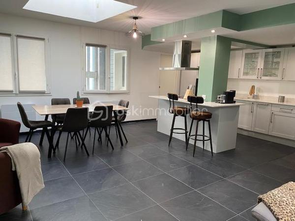 Au coeur du centre ville de Pont-Audemer, bel appartement de 80m² refait à neuf comprenant un bel espace de vie avec cuisine aménagée et équipée ouverte sur le séjour-salon, une arrière cuisine aménagée, deux chambres, une salle de douche et wc. 
Situé au 1er étage, au fond d'une impasse, il est au calme et très lumineux.
A VISITER SANS TARDER.