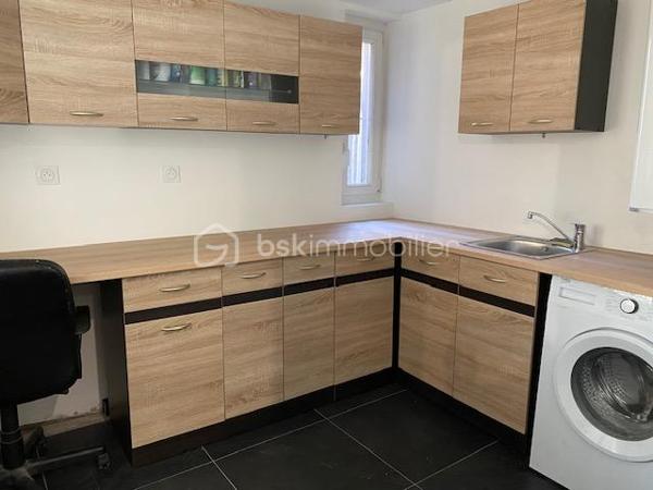 Au coeur du centre ville de Pont-Audemer, bel appartement de 80m² refait à neuf comprenant un bel espace de vie avec cuisine aménagée et équipée ouverte sur le séjour-salon, une arrière cuisine aménagée, deux chambres, une salle de douche et wc. 
Situé au 1er étage, au fond d'une impasse, il est au calme et très lumineux.
A VISITER SANS TARDER.