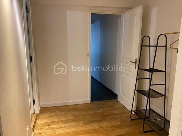 Au coeur du centre ville de Pont-Audemer, bel appartement de 80m² refait à neuf comprenant un bel espace de vie avec cuisine aménagée et équipée ouverte sur le séjour-salon, une arrière cuisine aménagée, deux chambres, une salle de douche et wc. 
Situé au 1er étage, au fond d'une impasse, il est au calme et très lumineux.
A VISITER SANS TARDER.