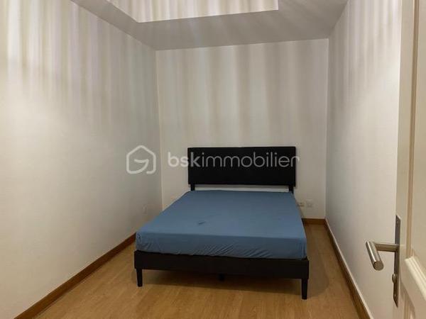 Au coeur du centre ville de Pont-Audemer, bel appartement de 80m² refait à neuf comprenant un bel espace de vie avec cuisine aménagée et équipée ouverte sur le séjour-salon, une arrière cuisine aménagée, deux chambres, une salle de douche et wc. 
Situé au 1er étage, au fond d'une impasse, il est au calme et très lumineux.
A VISITER SANS TARDER.