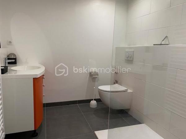 Au coeur du centre ville de Pont-Audemer, bel appartement de 80m² refait à neuf comprenant un bel espace de vie avec cuisine aménagée et équipée ouverte sur le séjour-salon, une arrière cuisine aménagée, deux chambres, une salle de douche et wc. 
Situé au 1er étage, au fond d'une impasse, il est au calme et très lumineux.
A VISITER SANS TARDER.