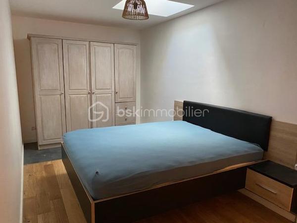 Au coeur du centre ville de Pont-Audemer, bel appartement de 80m² refait à neuf comprenant un bel espace de vie avec cuisine aménagée et équipée ouverte sur le séjour-salon, une arrière cuisine aménagée, deux chambres, une salle de douche et wc. 
Situé au 1er étage, au fond d'une impasse, il est au calme et très lumineux.
A VISITER SANS TARDER.