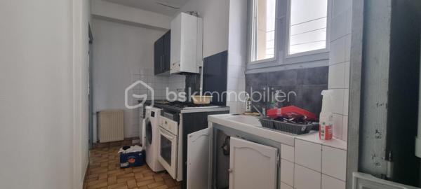 *** A 45 Minutes de PAMIERS et son échangeur *** A 30 Minutes de FOIX *** A LAVELANET *** PARFAIT POUR INVESTISSEUR *** JOLI IMMEUBLE bien situé comprenant un local avec vitrine, 2 appartements, une cave et une terrasse pouvant donner une bonne rentabilité locative *** L'IMMEUBLE se compose *** AU REZ-DE-CHAUSSEE *** une entrée, un local avec sa vitrine de 21m² environ, un 2e local de 16,50m²  et un toilette *** AU PREMIER ETAGE *** un T2 de 45m² comportant son salon, un espace cuisine indépendant, une grande chambre avec son balcon et sa salle d'eau *** AU SECOND ETAGE *** un T3 sur 2 niveaux de 68,50m² environ avec son salon, une cuisine indépendante, une grande chambre, sa salle d'eau et à l'étage une chambre, son dressing, et un comble (20m² environ) isolé pouvant être aménagé pouvant faire une 3e chambre et transformer ce T3 en T4. *** SUR L'ENTRE-SOL *** une terrasse et une cave *** COUP DE COEUR ASSURE *** A DECOUVRIR SANS TARDER *** VOTRE CONSEILLER 7j/7 ***