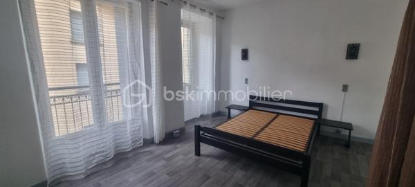 *** A 45 Minutes de PAMIERS et son échangeur *** A 30 Minutes de FOIX *** A LAVELANET *** PARFAIT POUR INVESTISSEUR *** JOLI IMMEUBLE bien situé comprenant un local avec vitrine, 2 appartements, une cave et une terrasse pouvant donner une bonne rentabilité locative *** L'IMMEUBLE se compose *** AU REZ-DE-CHAUSSEE *** une entrée, un local avec sa vitrine de 21m² environ, un 2e local de 16,50m²  et un toilette *** AU PREMIER ETAGE *** un T2 de 45m² comportant son salon, un espace cuisine indépendant, une grande chambre avec son balcon et sa salle d'eau *** AU SECOND ETAGE *** un T3 sur 2 niveaux de 68,50m² environ avec son salon, une cuisine indépendante, une grande chambre, sa salle d'eau et à l'étage une chambre, son dressing, et un comble (20m² environ) isolé pouvant être aménagé pouvant faire une 3e chambre et transformer ce T3 en T4. *** SUR L'ENTRE-SOL *** une terrasse et une cave *** COUP DE COEUR ASSURE *** A DECOUVRIR SANS TARDER *** VOTRE CONSEILLER 7j/7 ***