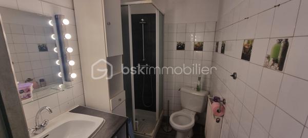 *** A 45 Minutes de PAMIERS et son échangeur *** A 30 Minutes de FOIX *** A LAVELANET *** PARFAIT POUR INVESTISSEUR *** JOLI IMMEUBLE bien situé comprenant un local avec vitrine, 2 appartements, une cave et une terrasse pouvant donner une bonne rentabilité locative *** L'IMMEUBLE se compose *** AU REZ-DE-CHAUSSEE *** une entrée, un local avec sa vitrine de 21m² environ, un 2e local de 16,50m²  et un toilette *** AU PREMIER ETAGE *** un T2 de 45m² comportant son salon, un espace cuisine indépendant, une grande chambre avec son balcon et sa salle d'eau *** AU SECOND ETAGE *** un T3 sur 2 niveaux de 68,50m² environ avec son salon, une cuisine indépendante, une grande chambre, sa salle d'eau et à l'étage une chambre, son dressing, et un comble (20m² environ) isolé pouvant être aménagé pouvant faire une 3e chambre et transformer ce T3 en T4. *** SUR L'ENTRE-SOL *** une terrasse et une cave *** COUP DE COEUR ASSURE *** A DECOUVRIR SANS TARDER *** VOTRE CONSEILLER 7j/7 ***