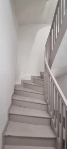 *** A 45 Minutes de PAMIERS et son échangeur *** A 30 Minutes de FOIX *** A LAVELANET *** PARFAIT POUR INVESTISSEUR *** JOLI IMMEUBLE bien situé comprenant un local avec vitrine, 2 appartements, une cave et une terrasse pouvant donner une bonne rentabilité locative *** L'IMMEUBLE se compose *** AU REZ-DE-CHAUSSEE *** une entrée, un local avec sa vitrine de 21m² environ, un 2e local de 16,50m²  et un toilette *** AU PREMIER ETAGE *** un T2 de 45m² comportant son salon, un espace cuisine indépendant, une grande chambre avec son balcon et sa salle d'eau *** AU SECOND ETAGE *** un T3 sur 2 niveaux de 68,50m² environ avec son salon, une cuisine indépendante, une grande chambre, sa salle d'eau et à l'étage une chambre, son dressing, et un comble (20m² environ) isolé pouvant être aménagé pouvant faire une 3e chambre et transformer ce T3 en T4. *** SUR L'ENTRE-SOL *** une terrasse et une cave *** COUP DE COEUR ASSURE *** A DECOUVRIR SANS TARDER *** VOTRE CONSEILLER 7j/7 ***