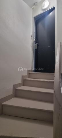 *** A 45 Minutes de PAMIERS et son échangeur *** A 30 Minutes de FOIX *** A LAVELANET *** PARFAIT POUR INVESTISSEUR *** JOLI IMMEUBLE bien situé comprenant un local avec vitrine, 2 appartements, une cave et une terrasse pouvant donner une bonne rentabilité locative *** L'IMMEUBLE se compose *** AU REZ-DE-CHAUSSEE *** une entrée, un local avec sa vitrine de 21m² environ, un 2e local de 16,50m²  et un toilette *** AU PREMIER ETAGE *** un T2 de 45m² comportant son salon, un espace cuisine indépendant, une grande chambre avec son balcon et sa salle d'eau *** AU SECOND ETAGE *** un T3 sur 2 niveaux de 68,50m² environ avec son salon, une cuisine indépendante, une grande chambre, sa salle d'eau et à l'étage une chambre, son dressing, et un comble (20m² environ) isolé pouvant être aménagé pouvant faire une 3e chambre et transformer ce T3 en T4. *** SUR L'ENTRE-SOL *** une terrasse et une cave *** COUP DE COEUR ASSURE *** A DECOUVRIR SANS TARDER *** VOTRE CONSEILLER 7j/7 ***