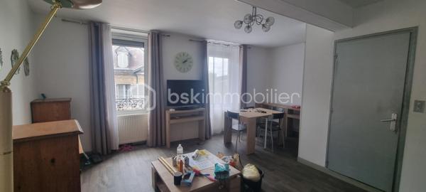 *** A 45 Minutes de PAMIERS et son échangeur *** A 30 Minutes de FOIX *** A LAVELANET *** PARFAIT POUR INVESTISSEUR *** JOLI IMMEUBLE bien situé comprenant un local avec vitrine, 2 appartements, une cave et une terrasse pouvant donner une bonne rentabilité locative *** L'IMMEUBLE se compose *** AU REZ-DE-CHAUSSEE *** une entrée, un local avec sa vitrine de 21m² environ, un 2e local de 16,50m²  et un toilette *** AU PREMIER ETAGE *** un T2 de 45m² comportant son salon, un espace cuisine indépendant, une grande chambre avec son balcon et sa salle d'eau *** AU SECOND ETAGE *** un T3 sur 2 niveaux de 68,50m² environ avec son salon, une cuisine indépendante, une grande chambre, sa salle d'eau et à l'étage une chambre, son dressing, et un comble (20m² environ) isolé pouvant être aménagé pouvant faire une 3e chambre et transformer ce T3 en T4. *** SUR L'ENTRE-SOL *** une terrasse et une cave *** COUP DE COEUR ASSURE *** A DECOUVRIR SANS TARDER *** VOTRE CONSEILLER 7j/7 ***