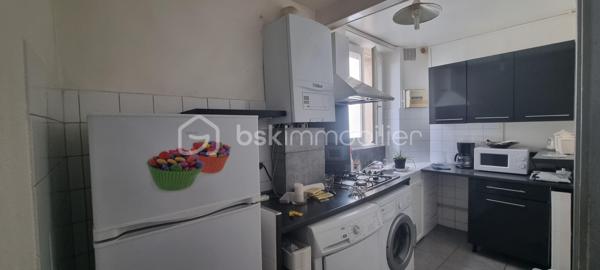 *** A 45 Minutes de PAMIERS et son échangeur *** A 30 Minutes de FOIX *** A LAVELANET *** PARFAIT POUR INVESTISSEUR *** JOLI IMMEUBLE bien situé comprenant un local avec vitrine, 2 appartements, une cave et une terrasse pouvant donner une bonne rentabilité locative *** L'IMMEUBLE se compose *** AU REZ-DE-CHAUSSEE *** une entrée, un local avec sa vitrine de 21m² environ, un 2e local de 16,50m²  et un toilette *** AU PREMIER ETAGE *** un T2 de 45m² comportant son salon, un espace cuisine indépendant, une grande chambre avec son balcon et sa salle d'eau *** AU SECOND ETAGE *** un T3 sur 2 niveaux de 68,50m² environ avec son salon, une cuisine indépendante, une grande chambre, sa salle d'eau et à l'étage une chambre, son dressing, et un comble (20m² environ) isolé pouvant être aménagé pouvant faire une 3e chambre et transformer ce T3 en T4. *** SUR L'ENTRE-SOL *** une terrasse et une cave *** COUP DE COEUR ASSURE *** A DECOUVRIR SANS TARDER *** VOTRE CONSEILLER 7j/7 ***