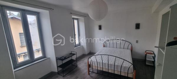 *** A 45 Minutes de PAMIERS et son échangeur *** A 30 Minutes de FOIX *** A LAVELANET *** PARFAIT POUR INVESTISSEUR *** JOLI IMMEUBLE bien situé comprenant un local avec vitrine, 2 appartements, une cave et une terrasse pouvant donner une bonne rentabilité locative *** L'IMMEUBLE se compose *** AU REZ-DE-CHAUSSEE *** une entrée, un local avec sa vitrine de 21m² environ, un 2e local de 16,50m²  et un toilette *** AU PREMIER ETAGE *** un T2 de 45m² comportant son salon, un espace cuisine indépendant, une grande chambre avec son balcon et sa salle d'eau *** AU SECOND ETAGE *** un T3 sur 2 niveaux de 68,50m² environ avec son salon, une cuisine indépendante, une grande chambre, sa salle d'eau et à l'étage une chambre, son dressing, et un comble (20m² environ) isolé pouvant être aménagé pouvant faire une 3e chambre et transformer ce T3 en T4. *** SUR L'ENTRE-SOL *** une terrasse et une cave *** COUP DE COEUR ASSURE *** A DECOUVRIR SANS TARDER *** VOTRE CONSEILLER 7j/7 ***