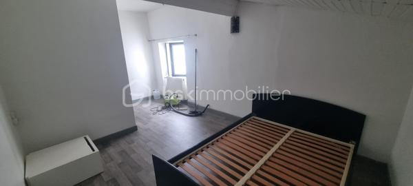 *** A 45 Minutes de PAMIERS et son échangeur *** A 30 Minutes de FOIX *** A LAVELANET *** PARFAIT POUR INVESTISSEUR *** JOLI IMMEUBLE bien situé comprenant un local avec vitrine, 2 appartements, une cave et une terrasse pouvant donner une bonne rentabilité locative *** L'IMMEUBLE se compose *** AU REZ-DE-CHAUSSEE *** une entrée, un local avec sa vitrine de 21m² environ, un 2e local de 16,50m²  et un toilette *** AU PREMIER ETAGE *** un T2 de 45m² comportant son salon, un espace cuisine indépendant, une grande chambre avec son balcon et sa salle d'eau *** AU SECOND ETAGE *** un T3 sur 2 niveaux de 68,50m² environ avec son salon, une cuisine indépendante, une grande chambre, sa salle d'eau et à l'étage une chambre, son dressing, et un comble (20m² environ) isolé pouvant être aménagé pouvant faire une 3e chambre et transformer ce T3 en T4. *** SUR L'ENTRE-SOL *** une terrasse et une cave *** COUP DE COEUR ASSURE *** A DECOUVRIR SANS TARDER *** VOTRE CONSEILLER 7j/7 ***