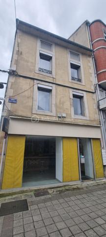 *** A 45 Minutes de PAMIERS et son échangeur *** A 30 Minutes de FOIX *** A LAVELANET *** PARFAIT POUR INVESTISSEUR *** JOLI IMMEUBLE bien situé comprenant un local avec vitrine, 2 appartements, une cave et une terrasse pouvant donner une bonne rentabilité locative *** L'IMMEUBLE se compose *** AU REZ-DE-CHAUSSEE *** une entrée, un local avec sa vitrine de 21m² environ, un 2e local de 16,50m²  et un toilette *** AU PREMIER ETAGE *** un T2 de 45m² comportant son salon, un espace cuisine indépendant, une grande chambre avec son balcon et sa salle d'eau *** AU SECOND ETAGE *** un T3 sur 2 niveaux de 68,50m² environ avec son salon, une cuisine indépendante, une grande chambre, sa salle d'eau et à l'étage une chambre, son dressing, et un comble (20m² environ) isolé pouvant être aménagé pouvant faire une 3e chambre et transformer ce T3 en T4. *** SUR L'ENTRE-SOL *** une terrasse et une cave *** COUP DE COEUR ASSURE *** A DECOUVRIR SANS TARDER *** VOTRE CONSEILLER 7j/7 ***