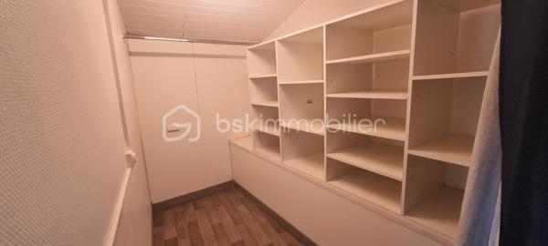 *** A 45 Minutes de PAMIERS et son échangeur *** A 30 Minutes de FOIX *** A LAVELANET *** PARFAIT POUR INVESTISSEUR *** JOLI IMMEUBLE bien situé comprenant un local avec vitrine, 2 appartements, une cave et une terrasse pouvant donner une bonne rentabilité locative *** L'IMMEUBLE se compose *** AU REZ-DE-CHAUSSEE *** une entrée, un local avec sa vitrine de 21m² environ, un 2e local de 16,50m²  et un toilette *** AU PREMIER ETAGE *** un T2 de 45m² comportant son salon, un espace cuisine indépendant, une grande chambre avec son balcon et sa salle d'eau *** AU SECOND ETAGE *** un T3 sur 2 niveaux de 68,50m² environ avec son salon, une cuisine indépendante, une grande chambre, sa salle d'eau et à l'étage une chambre, son dressing, et un comble (20m² environ) isolé pouvant être aménagé pouvant faire une 3e chambre et transformer ce T3 en T4. *** SUR L'ENTRE-SOL *** une terrasse et une cave *** COUP DE COEUR ASSURE *** A DECOUVRIR SANS TARDER *** VOTRE CONSEILLER 7j/7 ***