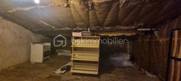 *** A 45 Minutes de PAMIERS et son échangeur *** A 30 Minutes de FOIX *** A LAVELANET *** PARFAIT POUR INVESTISSEUR *** JOLI IMMEUBLE bien situé comprenant un local avec vitrine, 2 appartements, une cave et une terrasse pouvant donner une bonne rentabilité locative *** L'IMMEUBLE se compose *** AU REZ-DE-CHAUSSEE *** une entrée, un local avec sa vitrine de 21m² environ, un 2e local de 16,50m²  et un toilette *** AU PREMIER ETAGE *** un T2 de 45m² comportant son salon, un espace cuisine indépendant, une grande chambre avec son balcon et sa salle d'eau *** AU SECOND ETAGE *** un T3 sur 2 niveaux de 68,50m² environ avec son salon, une cuisine indépendante, une grande chambre, sa salle d'eau et à l'étage une chambre, son dressing, et un comble (20m² environ) isolé pouvant être aménagé pouvant faire une 3e chambre et transformer ce T3 en T4. *** SUR L'ENTRE-SOL *** une terrasse et une cave *** COUP DE COEUR ASSURE *** A DECOUVRIR SANS TARDER *** VOTRE CONSEILLER 7j/7 ***