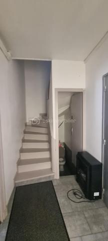 *** A 45 Minutes de PAMIERS et son échangeur *** A 30 Minutes de FOIX *** A LAVELANET *** PARFAIT POUR INVESTISSEUR *** JOLI IMMEUBLE bien situé comprenant un local avec vitrine, 2 appartements, une cave et une terrasse pouvant donner une bonne rentabilité locative *** L'IMMEUBLE se compose *** AU REZ-DE-CHAUSSEE *** une entrée, un local avec sa vitrine de 21m² environ, un 2e local de 16,50m²  et un toilette *** AU PREMIER ETAGE *** un T2 de 45m² comportant son salon, un espace cuisine indépendant, une grande chambre avec son balcon et sa salle d'eau *** AU SECOND ETAGE *** un T3 sur 2 niveaux de 68,50m² environ avec son salon, une cuisine indépendante, une grande chambre, sa salle d'eau et à l'étage une chambre, son dressing, et un comble (20m² environ) isolé pouvant être aménagé pouvant faire une 3e chambre et transformer ce T3 en T4. *** SUR L'ENTRE-SOL *** une terrasse et une cave *** COUP DE COEUR ASSURE *** A DECOUVRIR SANS TARDER *** VOTRE CONSEILLER 7j/7 ***