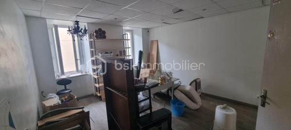 *** A 45 Minutes de PAMIERS et son échangeur *** A 30 Minutes de FOIX *** A LAVELANET *** PARFAIT POUR INVESTISSEUR *** JOLI IMMEUBLE bien situé comprenant un local avec vitrine, 2 appartements, une cave et une terrasse pouvant donner une bonne rentabilité locative *** L'IMMEUBLE se compose *** AU REZ-DE-CHAUSSEE *** une entrée, un local avec sa vitrine de 21m² environ, un 2e local de 16,50m²  et un toilette *** AU PREMIER ETAGE *** un T2 de 45m² comportant son salon, un espace cuisine indépendant, une grande chambre avec son balcon et sa salle d'eau *** AU SECOND ETAGE *** un T3 sur 2 niveaux de 68,50m² environ avec son salon, une cuisine indépendante, une grande chambre, sa salle d'eau et à l'étage une chambre, son dressing, et un comble (20m² environ) isolé pouvant être aménagé pouvant faire une 3e chambre et transformer ce T3 en T4. *** SUR L'ENTRE-SOL *** une terrasse et une cave *** COUP DE COEUR ASSURE *** A DECOUVRIR SANS TARDER *** VOTRE CONSEILLER 7j/7 ***