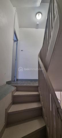 *** A 45 Minutes de PAMIERS et son échangeur *** A 30 Minutes de FOIX *** A LAVELANET *** PARFAIT POUR INVESTISSEUR *** JOLI IMMEUBLE bien situé comprenant un local avec vitrine, 2 appartements, une cave et une terrasse pouvant donner une bonne rentabilité locative *** L'IMMEUBLE se compose *** AU REZ-DE-CHAUSSEE *** une entrée, un local avec sa vitrine de 21m² environ, un 2e local de 16,50m²  et un toilette *** AU PREMIER ETAGE *** un T2 de 45m² comportant son salon, un espace cuisine indépendant, une grande chambre avec son balcon et sa salle d'eau *** AU SECOND ETAGE *** un T3 sur 2 niveaux de 68,50m² environ avec son salon, une cuisine indépendante, une grande chambre, sa salle d'eau et à l'étage une chambre, son dressing, et un comble (20m² environ) isolé pouvant être aménagé pouvant faire une 3e chambre et transformer ce T3 en T4. *** SUR L'ENTRE-SOL *** une terrasse et une cave *** COUP DE COEUR ASSURE *** A DECOUVRIR SANS TARDER *** VOTRE CONSEILLER 7j/7 ***
