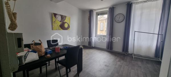 *** A 45 Minutes de PAMIERS et son échangeur *** A 30 Minutes de FOIX *** A LAVELANET *** PARFAIT POUR INVESTISSEUR *** JOLI IMMEUBLE bien situé comprenant un local avec vitrine, 2 appartements, une cave et une terrasse pouvant donner une bonne rentabilité locative *** L'IMMEUBLE se compose *** AU REZ-DE-CHAUSSEE *** une entrée, un local avec sa vitrine de 21m² environ, un 2e local de 16,50m²  et un toilette *** AU PREMIER ETAGE *** un T2 de 45m² comportant son salon, un espace cuisine indépendant, une grande chambre avec son balcon et sa salle d'eau *** AU SECOND ETAGE *** un T3 sur 2 niveaux de 68,50m² environ avec son salon, une cuisine indépendante, une grande chambre, sa salle d'eau et à l'étage une chambre, son dressing, et un comble (20m² environ) isolé pouvant être aménagé pouvant faire une 3e chambre et transformer ce T3 en T4. *** SUR L'ENTRE-SOL *** une terrasse et une cave *** COUP DE COEUR ASSURE *** A DECOUVRIR SANS TARDER *** VOTRE CONSEILLER 7j/7 ***