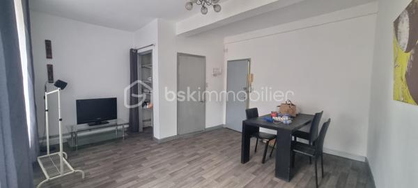 *** A 45 Minutes de PAMIERS et son échangeur *** A 30 Minutes de FOIX *** A LAVELANET *** PARFAIT POUR INVESTISSEUR *** JOLI IMMEUBLE bien situé comprenant un local avec vitrine, 2 appartements, une cave et une terrasse pouvant donner une bonne rentabilité locative *** L'IMMEUBLE se compose *** AU REZ-DE-CHAUSSEE *** une entrée, un local avec sa vitrine de 21m² environ, un 2e local de 16,50m²  et un toilette *** AU PREMIER ETAGE *** un T2 de 45m² comportant son salon, un espace cuisine indépendant, une grande chambre avec son balcon et sa salle d'eau *** AU SECOND ETAGE *** un T3 sur 2 niveaux de 68,50m² environ avec son salon, une cuisine indépendante, une grande chambre, sa salle d'eau et à l'étage une chambre, son dressing, et un comble (20m² environ) isolé pouvant être aménagé pouvant faire une 3e chambre et transformer ce T3 en T4. *** SUR L'ENTRE-SOL *** une terrasse et une cave *** COUP DE COEUR ASSURE *** A DECOUVRIR SANS TARDER *** VOTRE CONSEILLER 7j/7 ***